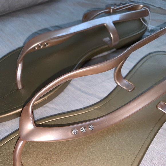 Old Navy Rose-Gold Flip flop Sandals - Picture 2 of 4